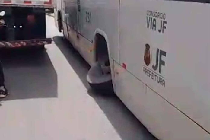 Roda de ônibus em movimento se solta