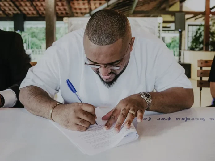 Tiee renova contrato com a Gold Produções