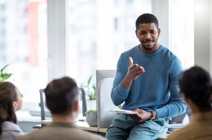 Colunista sugere refletir até que ponto você não está focando atenção excessiva para dentro do seu time e negligenciando a influência lateral e para cima que precisa ser proativamente exercida — Foto: Freepik