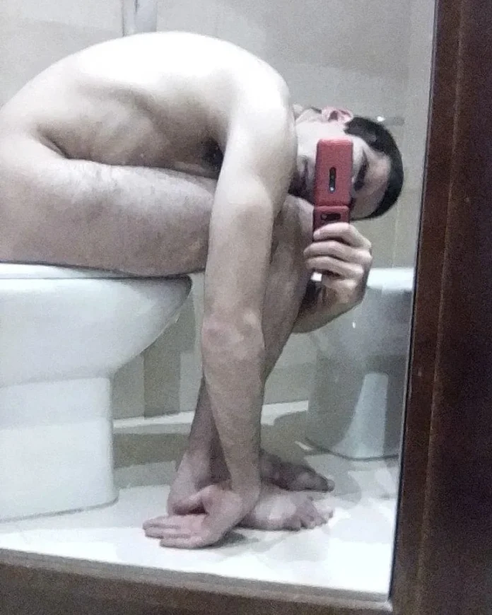 omar-ayuso-jpg.webp.webp Omar Ayuso, de "Elite", posta foto ousada no vaso sanitário