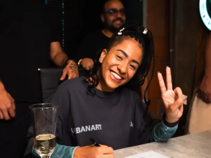 Lourena assina contrato com a Pineapple Storm Records