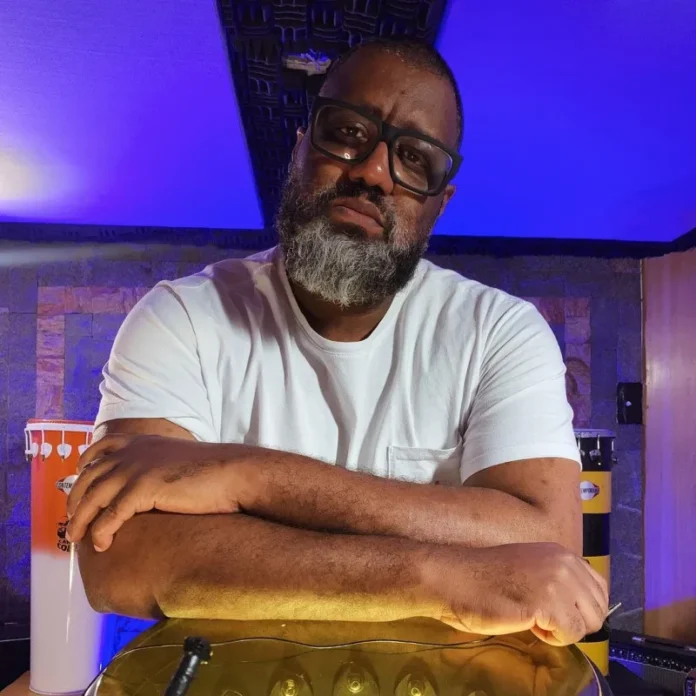 Cara de Cobra, percussionista e produtor musical. 