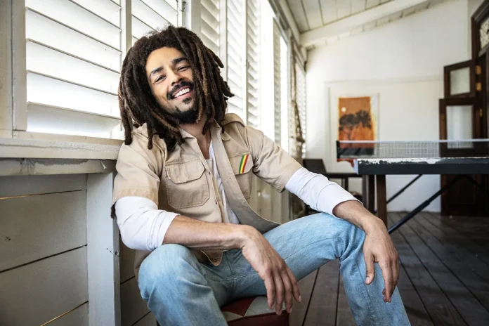 bob-marley-kingsley-jpg.webp.webp Entrevista: Kingsley Ben-Adir conta como "Barbie" o preparou para "Bob Marley: One Love"