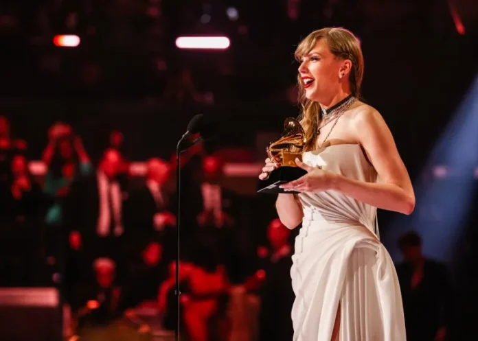 taylor-swift-grammy-2024-album-of-the-year-recorde-premio-2-800x571.webp.webp