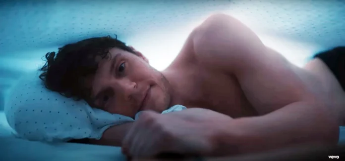 Conheça Evan Peters, par de Ariana Grande em "we 'can't be friends"