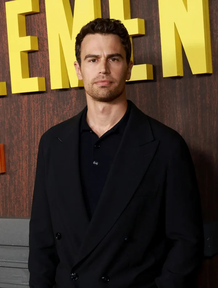 Theo James comenta rumores de retorno a "The White Lotus"