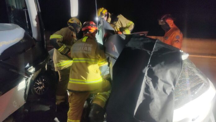 Motorista de carro morre após colisão frontal com ônibus na Motorista de carro morre após colisão frontal com ônibus na BR-040, em Juiz de Fora