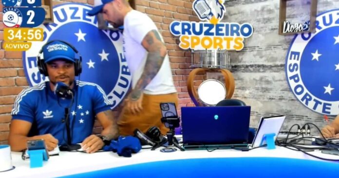 Narrador abandona transmissão após falha de Rafael Cabral em Cruzeiro Narrador abandona transmissão após falha de Rafael Cabral em Cruzeiro x Alianza; veja