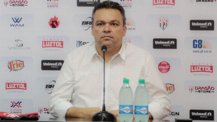 Presidente do Atlético-GO fala em 'máfia' na arbitragem brasileira