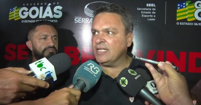 Presidente do Atlético-GO responde sobre John Textor, cutuca CBF e detona arbitragem: ‘Um assalto, uma máfia. Vieram dar o resultado para o Flamengo’