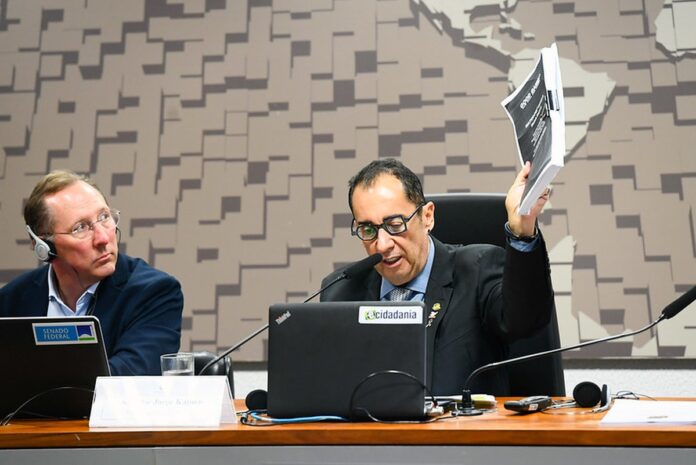 Senadores apontam indícios de manipulação no futebol brasileiro em relatório entregue por Textor; veja resumo do dia da CPI