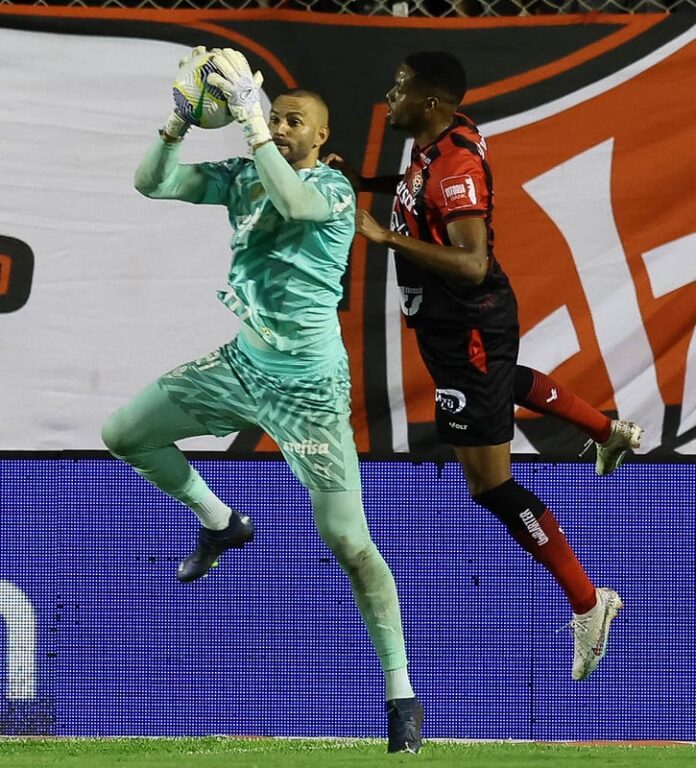 Veja quem foi bem e quem foi mal no triunfo Weverton - o goleiro salvou o Palmeiras no primeiro tempo, em um chute sem força e em um desvio da pequena área. Na etapa também apareceu bem fazendo boas defesas e garantiu a vitória palmeirense (Foto: Cesar Greco/Palmeiras)