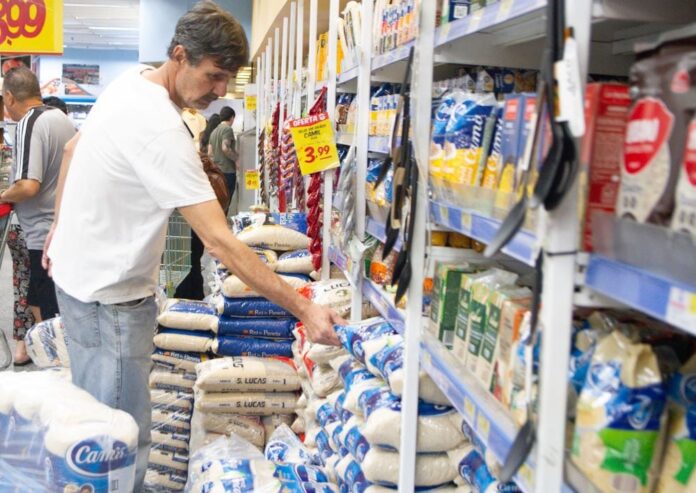 Arroz em supermercado: preço do produto deve ter impacto na inflação após cheias no Rio Grande do Sul