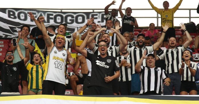 Absurdo! Torcida do Botafogo é expulsa do estádio 15 minutos antes do jogo com o Junior Barranquilla acabar