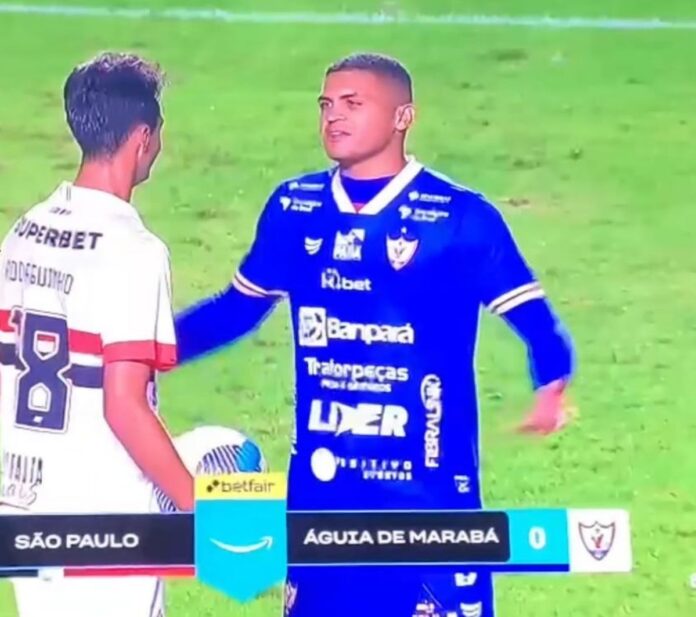 Com apenas um uniforme, zagueiro do Águia de Marabá deixa de trocar camisa com atacante do São Paulo | copa do brasil