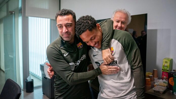 Empresário abre o jogo sobre possível saída de Vitor Roque do Barcelona