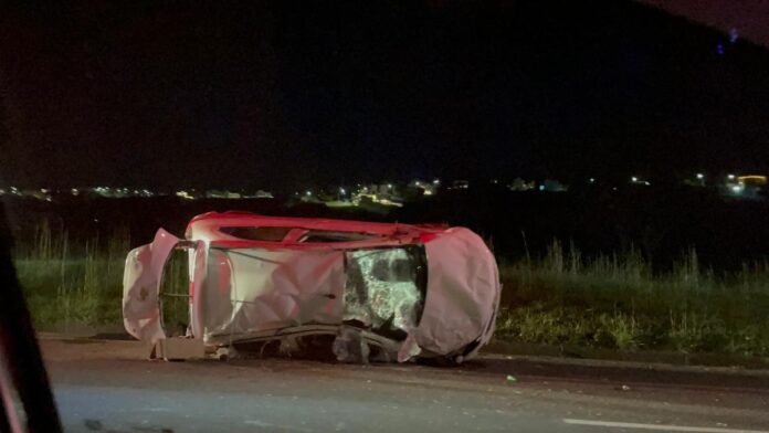 Gestante é ejetada de carro após acidente na BR-040, em Juiz de Fora