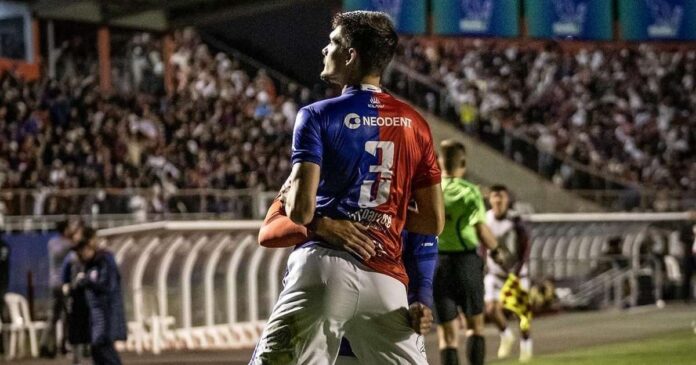 Paraná Clube ganha com dificuldades em noite de nova festa Paraná Clube ganha com dificuldades em noite de nova festa da torcida em volta à Vila