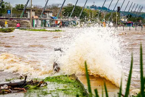 Porto Alegre, RS 27/09/2023: Na manhã desta quarta-feira, 27, em decorrência da elevação das águas do lago Guaíba, o Parque Urbano da Orla Moacyr Scliar, amanheceu alagado. Foto: Alex Rocha/PMPA