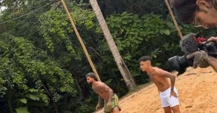 Torcedores do Vasco vão à loucura com foto de Coutinho em casamento de atacante vascaíno: 'Pacotão de reforços'