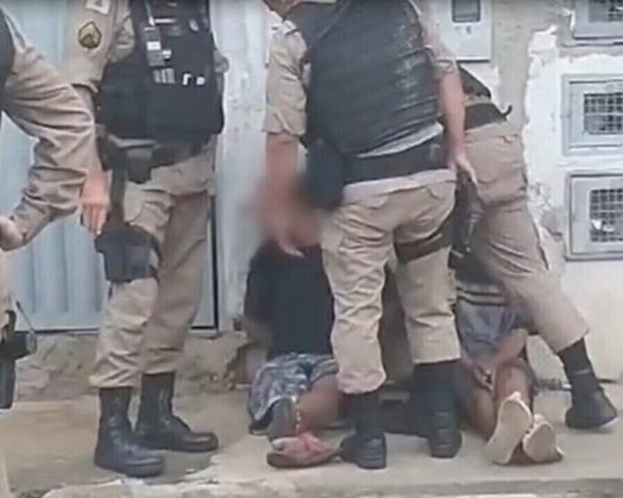 VÍDEO: Sargentos da PM são denunciados por abordagem violenta com VÍDEO: Sargentos da PM são denunciados por abordagem violenta com tapa na cara de adolescente em Juiz de Fora