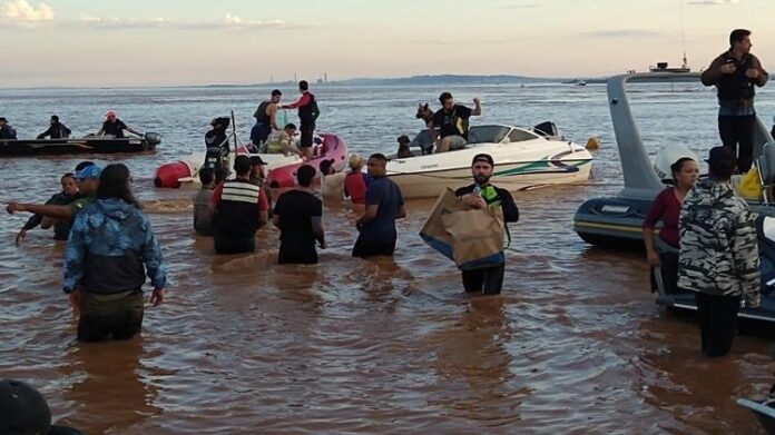 Porto Alegre se torna abrigo para cidades vizinhas; Gasômetro vira 'porto'