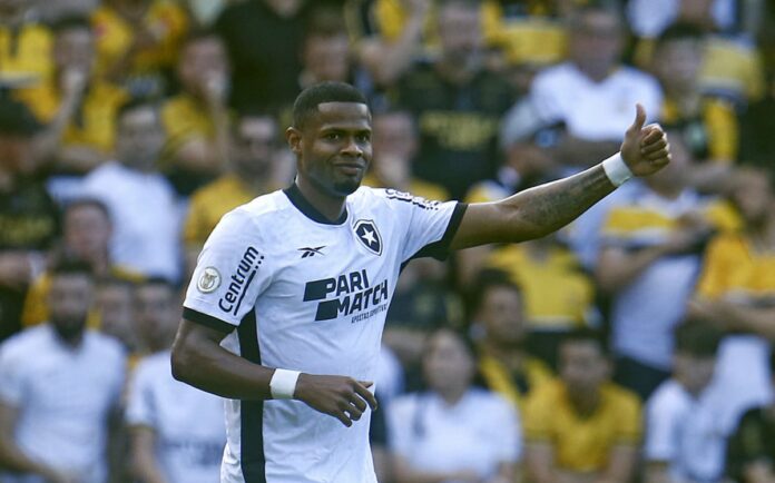 Júnior Santos deixa estádio de muletas e preocupa Botafogo | Botafogo