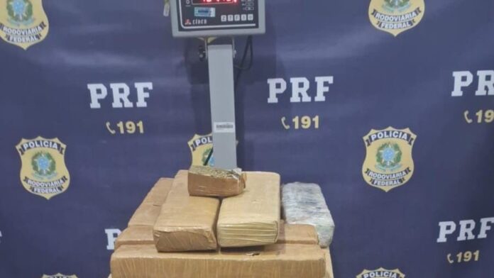 Morador encontra 100 kg de maconha na porta de casa em cidade próxima de Juiz de Fora
