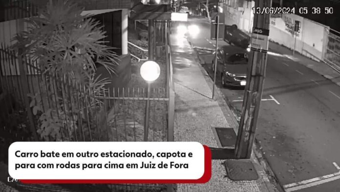 VÍDEO: Carro bate em outro estacionado, capota e para com rodas para cima em Juiz de Fora