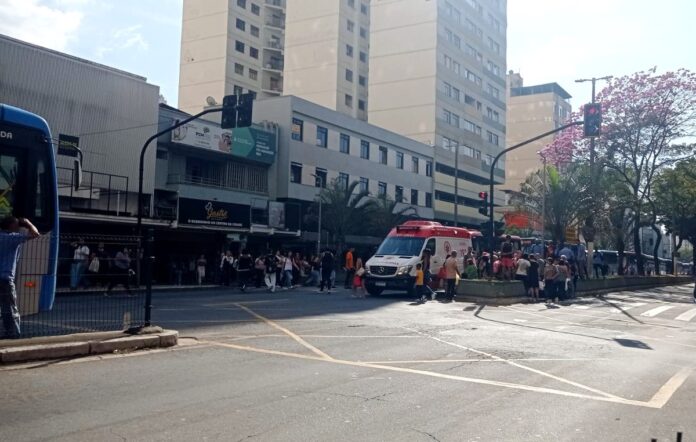 VÍDEO: Idoso morre após ter mal súbito na Avenida Rio VÍDEO: Idoso morre após ter mal súbito na Avenida Rio Branco, no Centro de Juiz de Fora