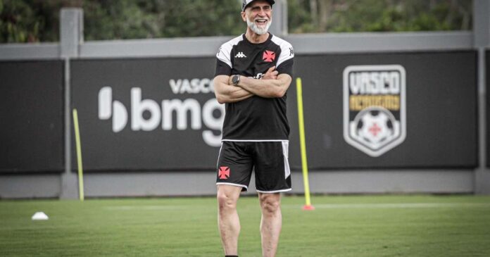 Vasco enfrenta o Flamengo com estreia do novo treinador
