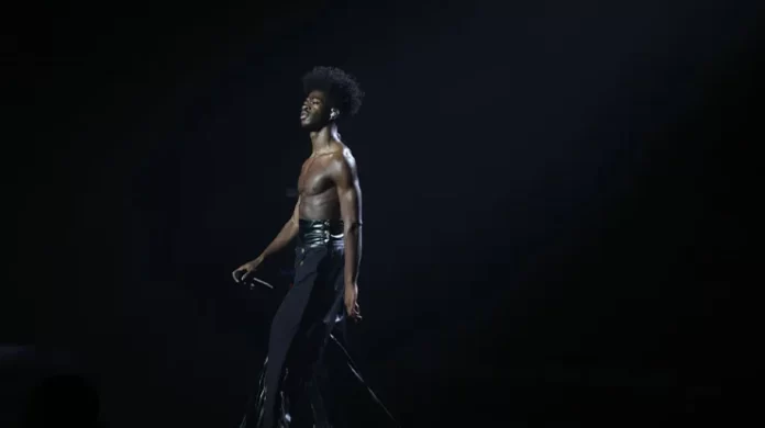 Lil nas X abre vida para fãs em documentário sobre turnê; saiba quando estreia no Brasil!
