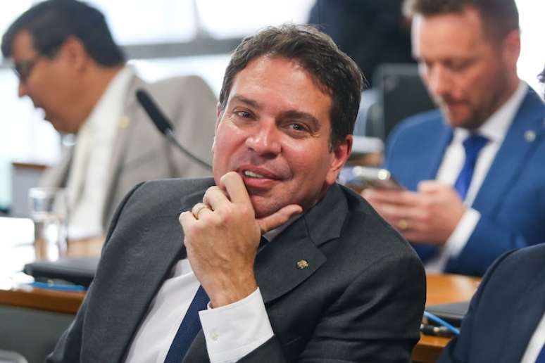 O deputado federal Alexandre Ramagem também estava presente na reunião para tratar de uma blindagem a Flávio Bolsonaro, segundo a PF