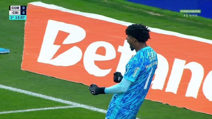 Aos 13 min do 1º tempo - finalização certa de Eder do Criciúma contra o Corinthians