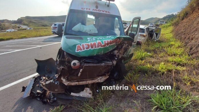 Gestante fica ferida após batida entre carro e ambulância em Juiz de Fora