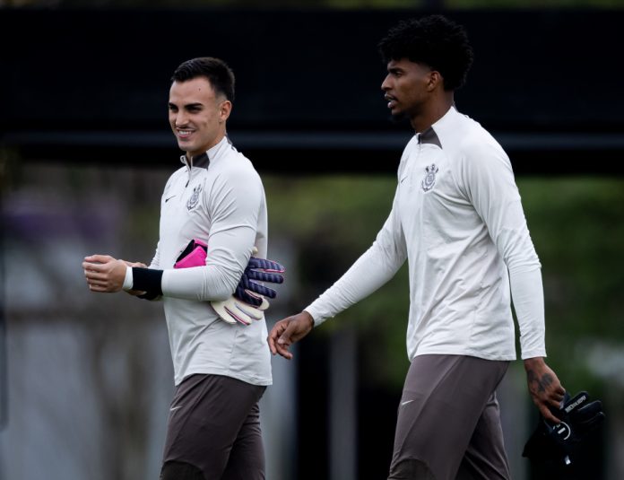 Matheus Donelli e Hugo Souza no treinamento