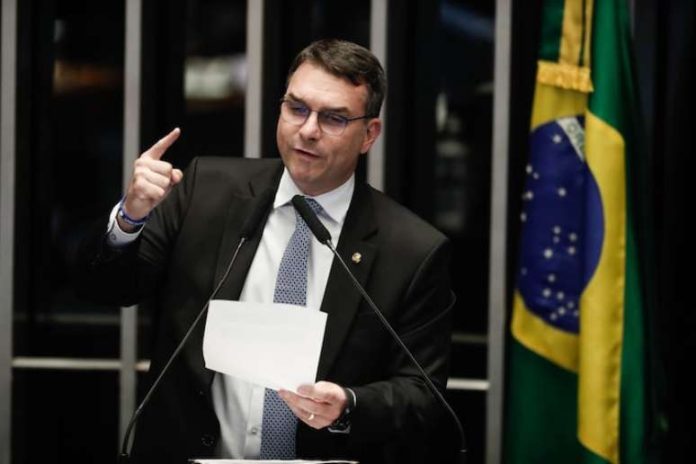 O senador Flávio Bolsonaro (PL-RJ) seria beneficiado de ação contra servidores da Receita