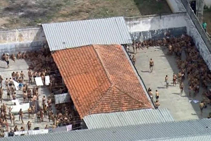 Tres-presos-sao-retirados-em-ambulancia-apos-motim-em-Franco.jpg