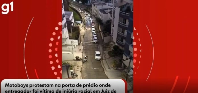 VÍDEO: motoboys protestam na porta de prédio onde entregador foi vítima de injúria racial em Juiz de Fora