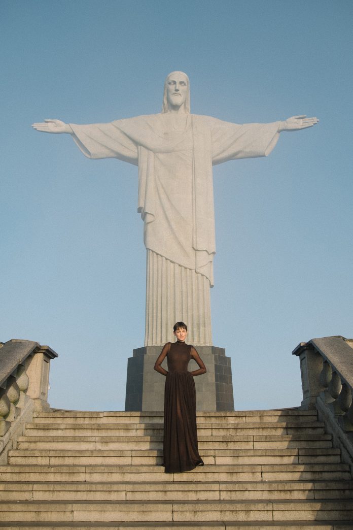 emma-corrin-01.jpg Emma Corrin, a Lady Di de "The Crown", faz sessão de fotos no Corcovado