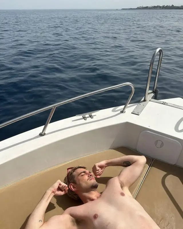 jao-trend-o-triste-e-que-eu-te-amo-forte-viral-2-640x800.jpg