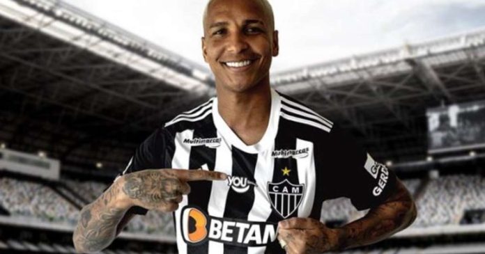 Deyverson ganha recado importante no Atlético: 'Vai ter que aprontar'
