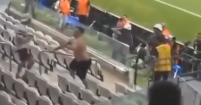 Em nota, Fortaleza lamenta cenas de violência após torcedor do Corinthians invadir o setor visitante na Neo Química Arena