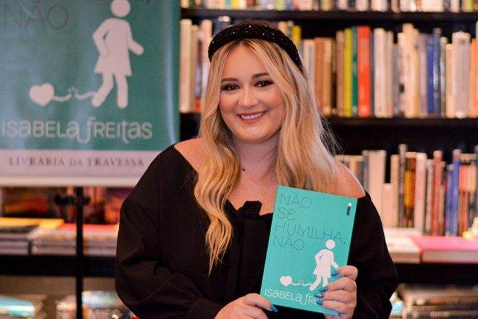 Isabela Freitas, autora best-seller, participa de evento acadêmico em JF