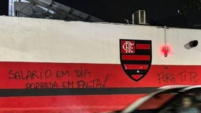 Torcedores do Flamengo picham muro da Gávea após derrota no Torcedores do Flamengo picham muro da Gávea após derrota no Brasileirão