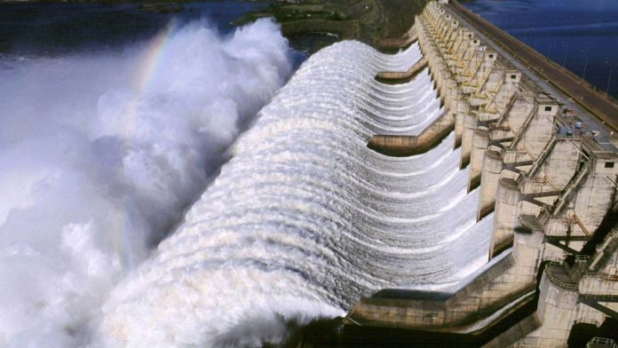 Vertedouro da usina hidreltrica de Tucuru, barragem no rio Tocantins controlada pela Eletronorte, que fornece energia para os estados do Par, Maranho e Tocantins.Tucuru - Par - Brasil26/04/2002©Foto: Paulo Santos/Interfoto - Divulgao