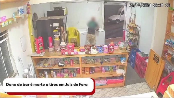 Dono de bar tenta se proteger com cadeira, mas acaba morto com tiros no rosto em Juiz de Fora; VÍDEO