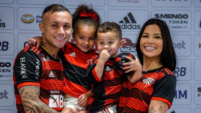 Influencer anuncia fim de casamento com atacante do Flamengo