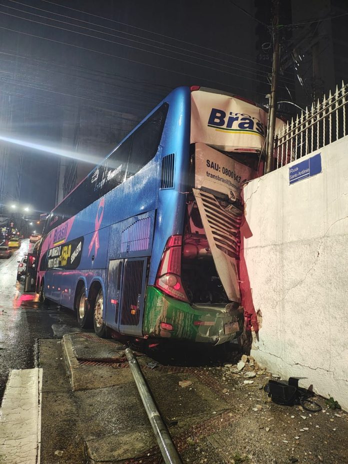 Ônibus de turismo volta de ré, atinge veículos e destrói muro na Rua Santo Antônio, em Juiz de Fora