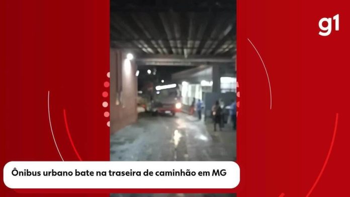 Ônibus urbano bate na traseira de caminhão em Juiz de Fora